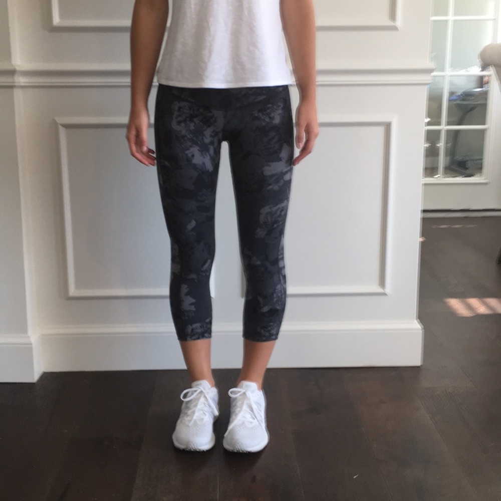 Women’s old navy grey floral Capri xs